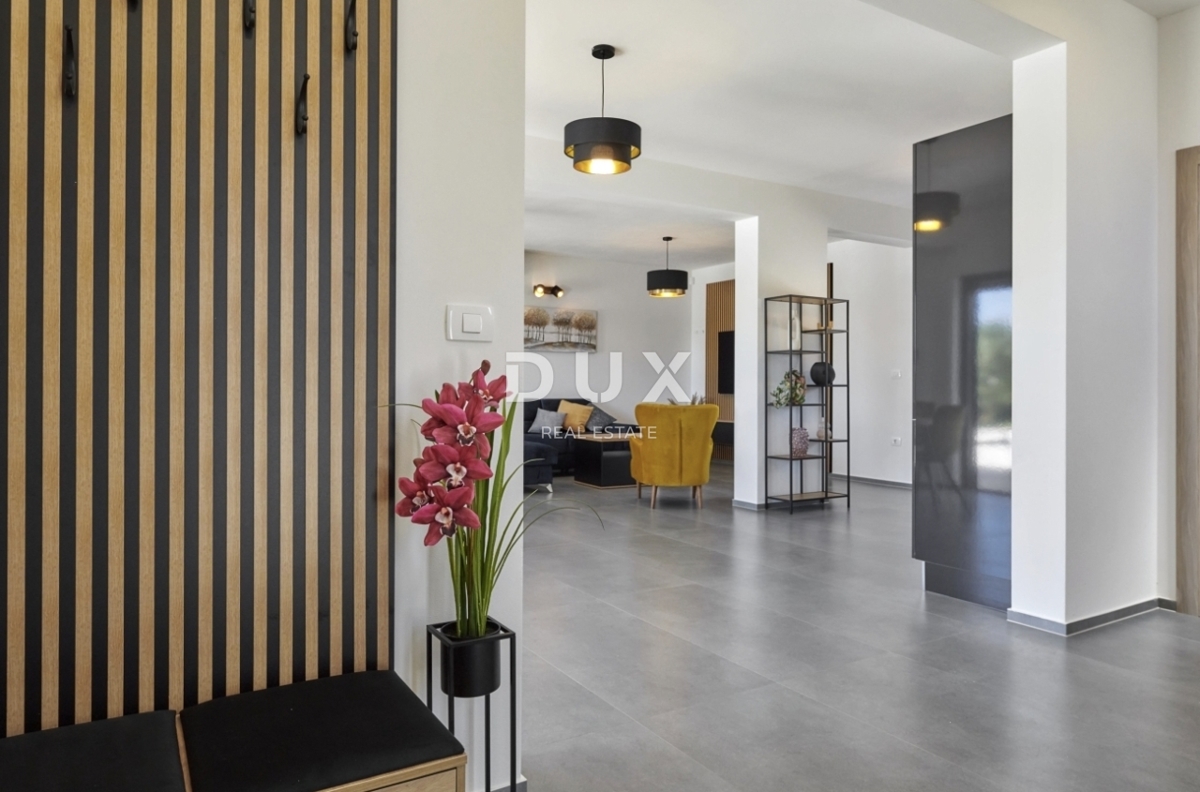 ISTRA, LOBORIKA - Hiša z bazenom v bližini Pule!