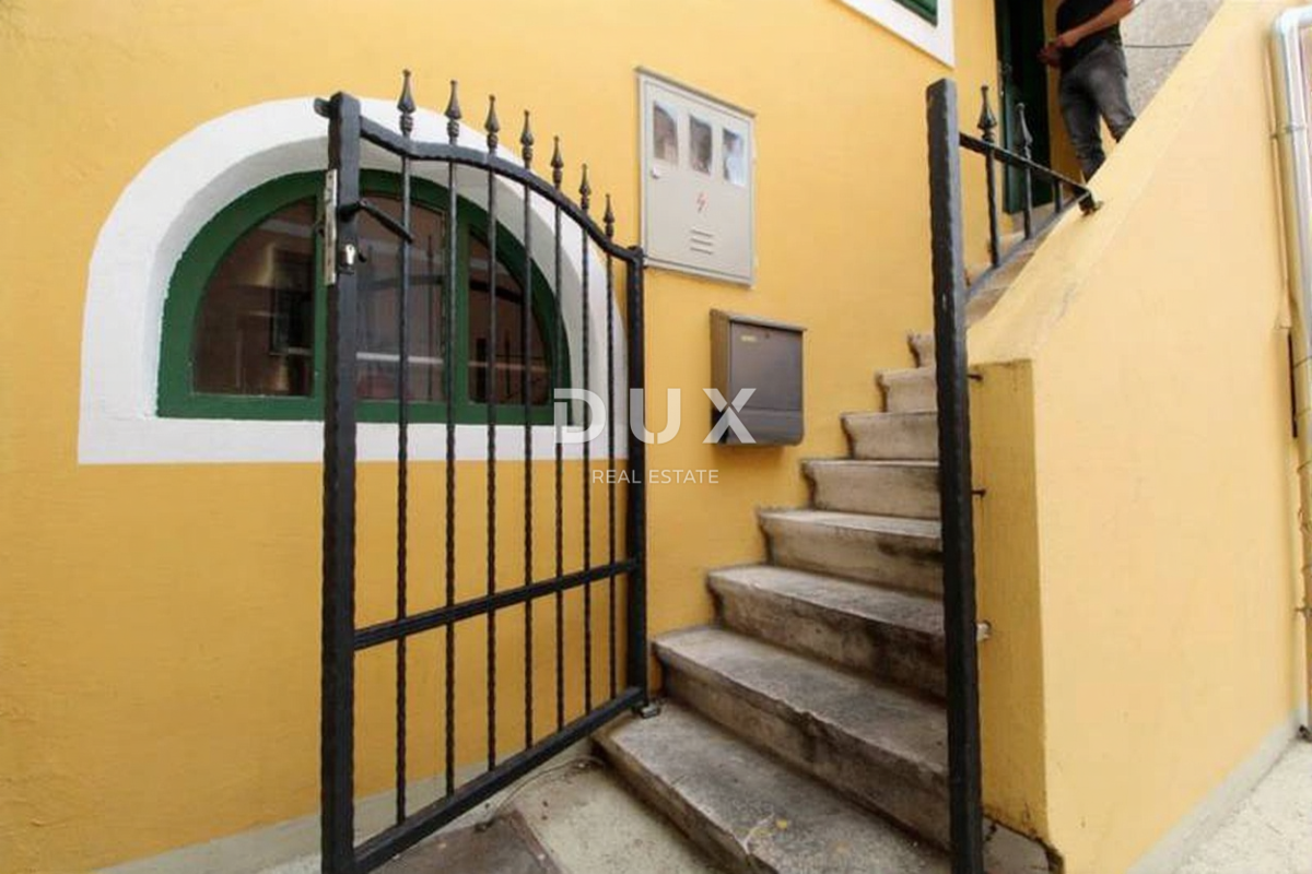 RIJEKA, TRSAT - Vrhunska lokacija - hiša za bivanje, posel ali investicijo, 80m2