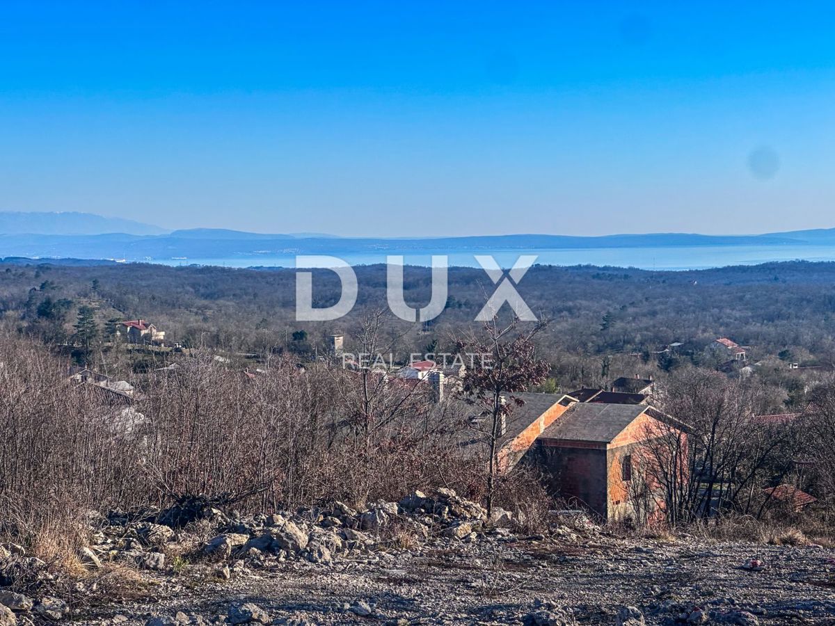 KLANA, ŠKALNICA – Gradbeno zemljišče na odlični lokaciji. POGLED NA MORJE.