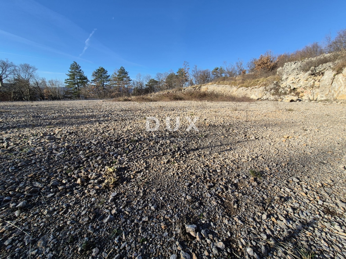 KLANA, ŠKALNICA – Gradbeno zemljišče na odlični lokaciji. POGLED NA MORJE.