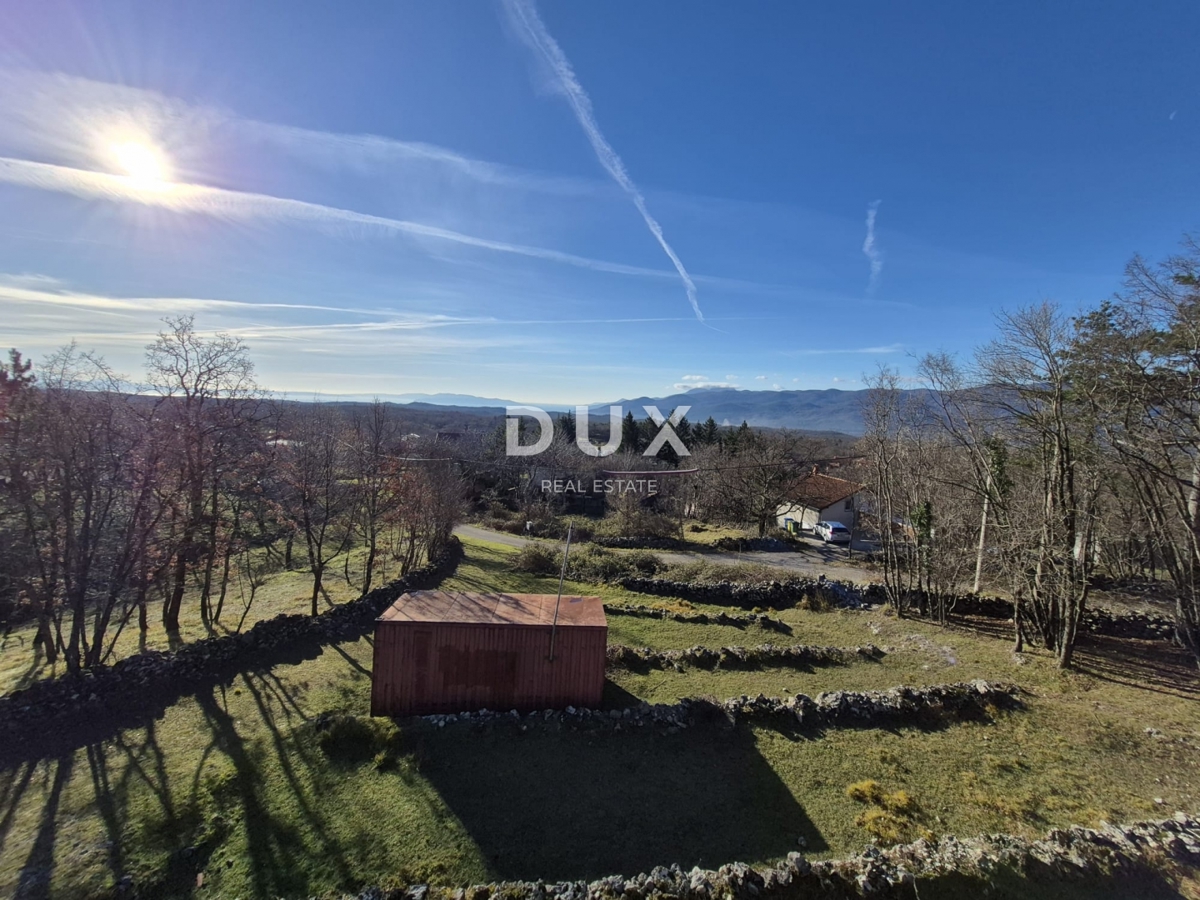 KLANA, ŠKALNICA – Gradbeno zemljišče na odlični lokaciji. POGLED NA MORJE.