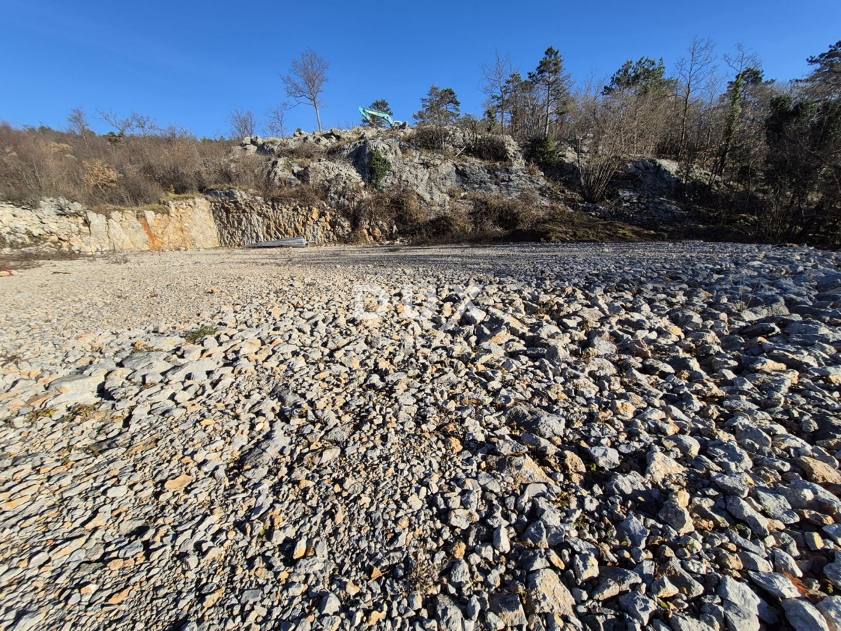 KLANA, ŠKALNICA – Gradbeno zemljišče na odlični lokaciji. POGLED NA MORJE.