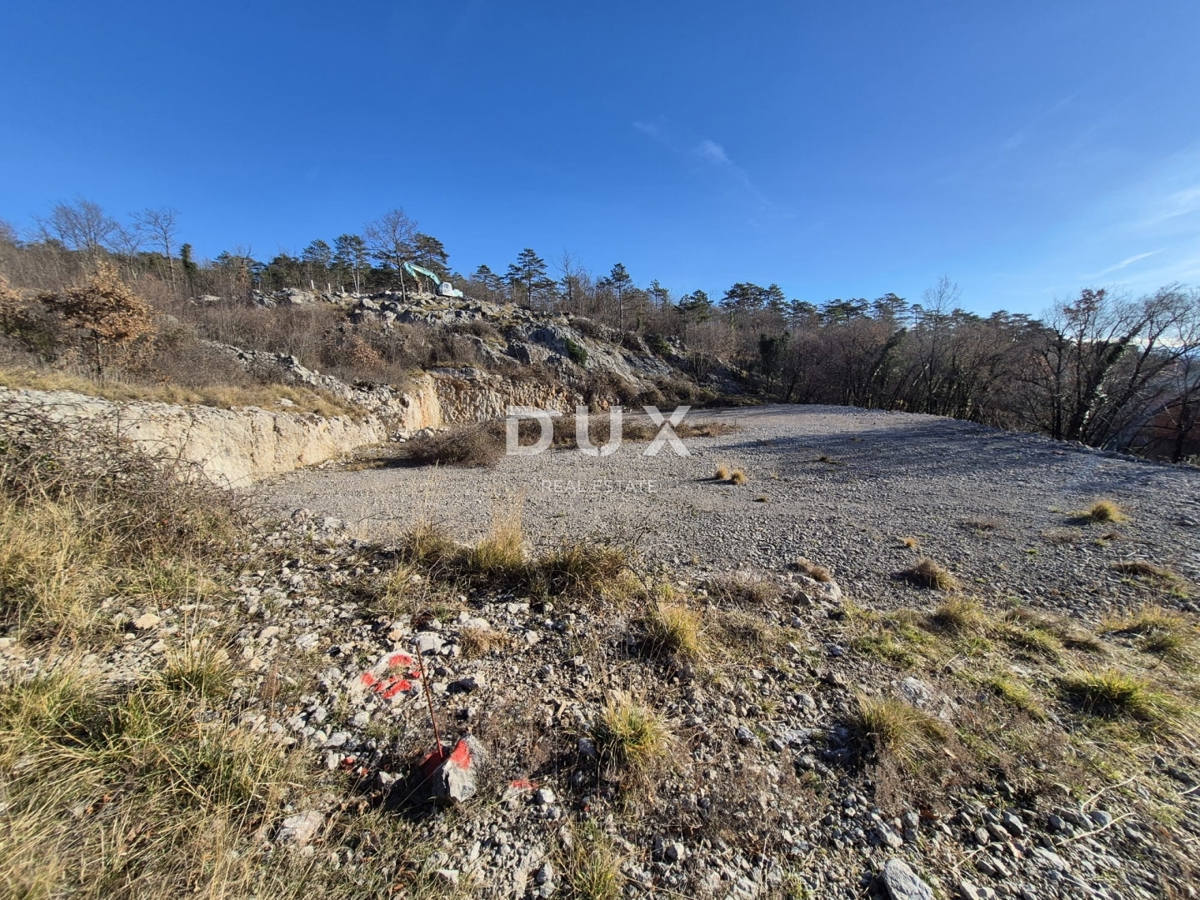 KLANA, ŠKALNICA – Gradbeno zemljišče na odlični lokaciji. POGLED NA MORJE.