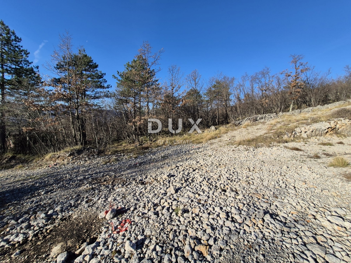 KLANA, ŠKALNICA – Gradbeno zemljišče na odlični lokaciji. POGLED NA MORJE.