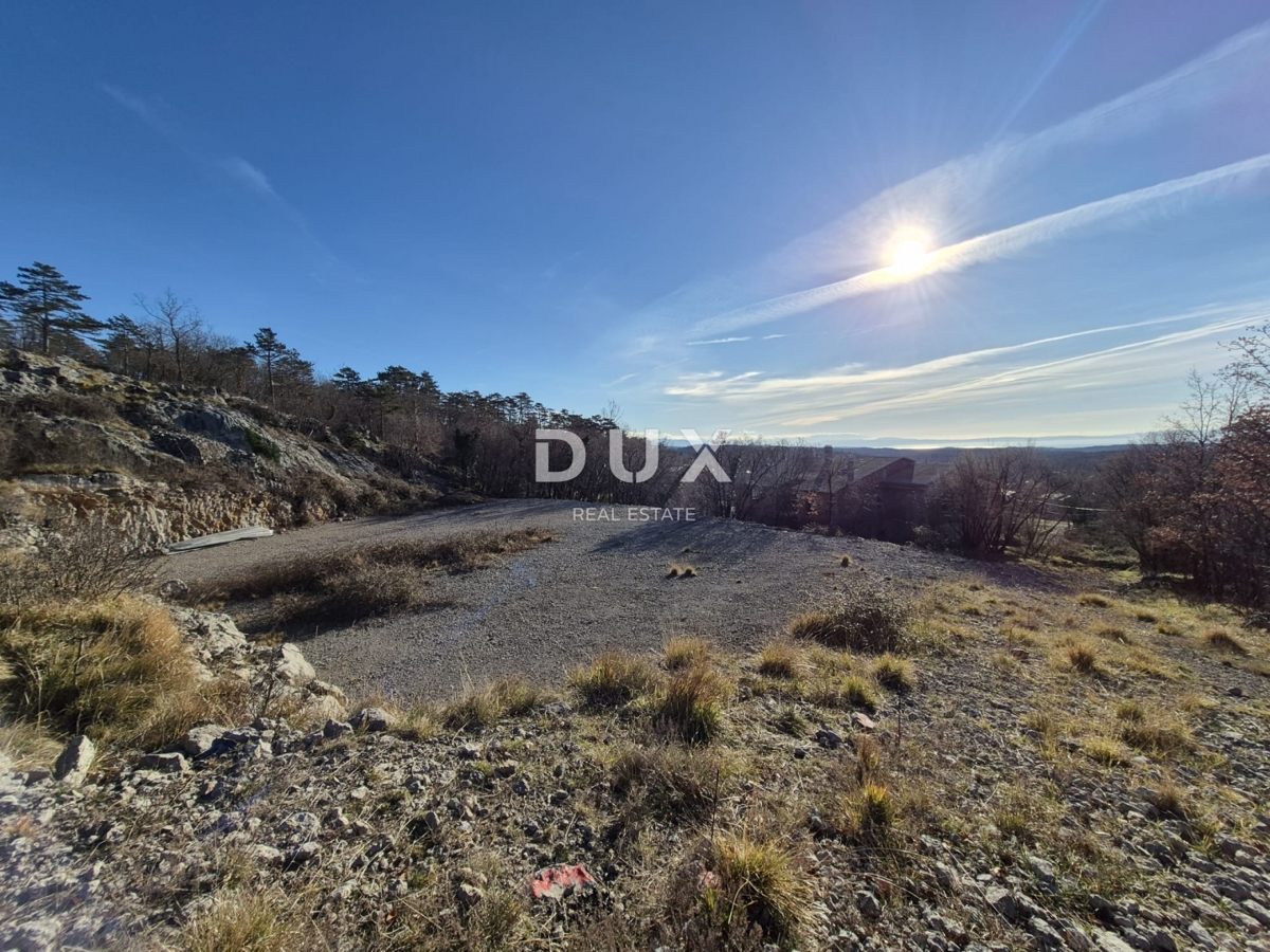 KLANA, ŠKALNICA – Gradbeno zemljišče na odlični lokaciji. POGLED NA MORJE.