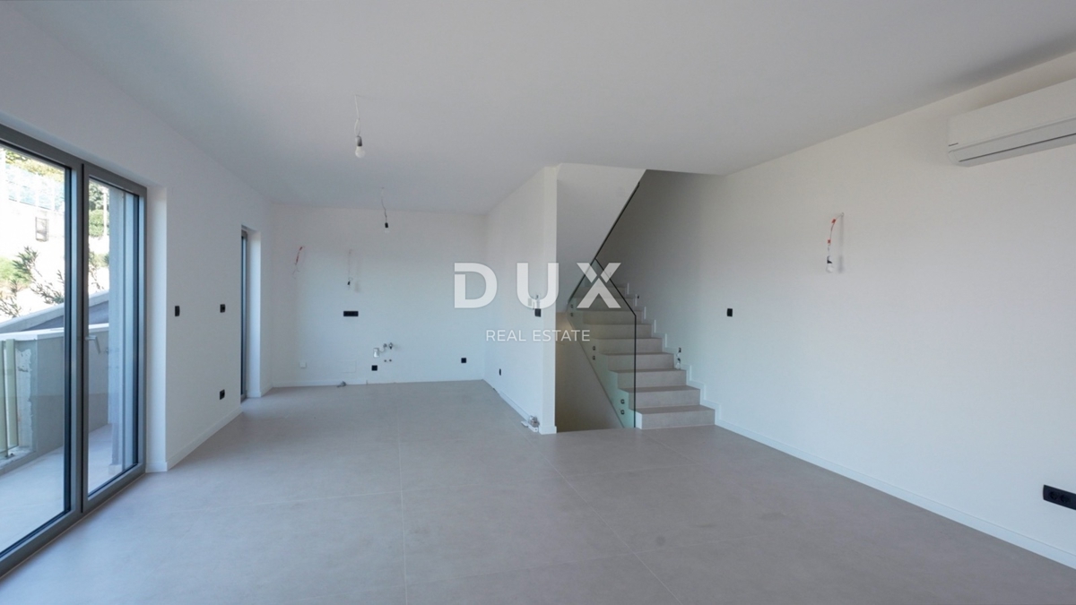 RIJEKA, KOSTRENA - ekskluzivno stanovanje z jacuzzijem - novogradnja s panoramskim pogledom na morje! PRILOŽNOST!