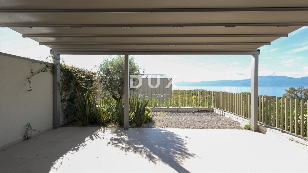 RIJEKA, KOSTRENA - ekskluzivno stanovanje z jacuzzijem - novogradnja s panoramskim pogledom na morje! PRILOŽNOST!