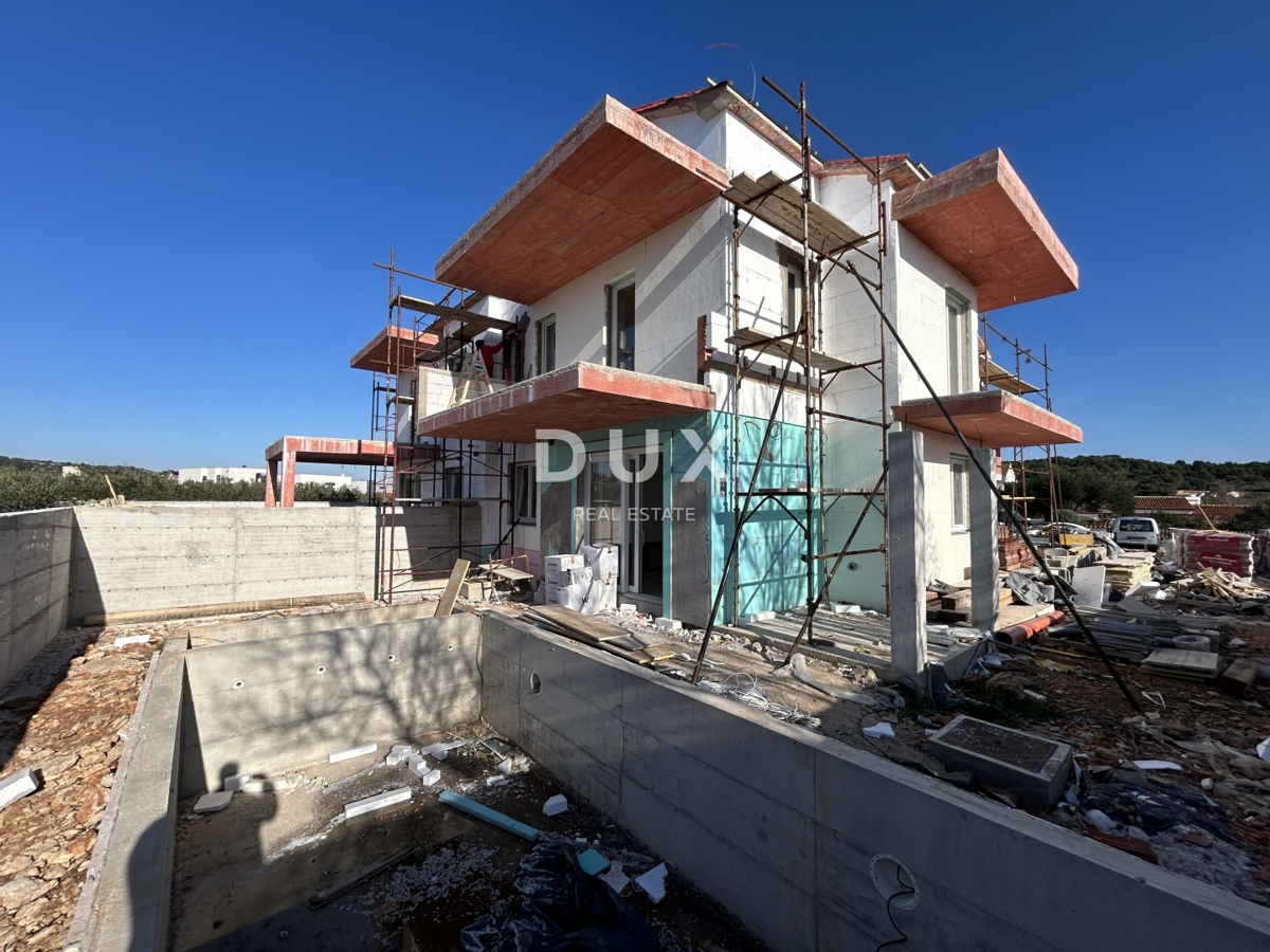 MURTER, JEZERA – Dvoetažno stanovanje z bazenom v novogradnji