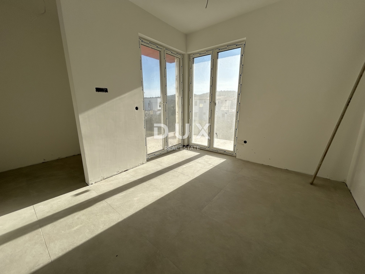 MURTER, JEZERA – Dvoetažno stanovanje z bazenom v novogradnji