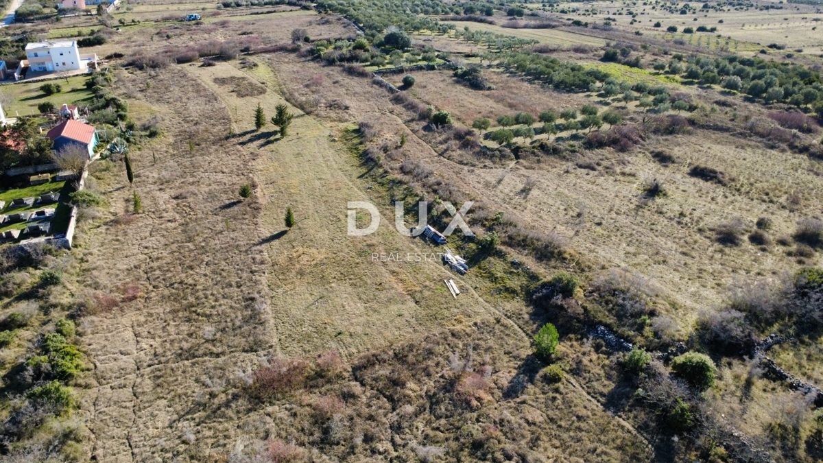 ZADAR, CRNO - Parcela 3999 m² v gradbeni coni!