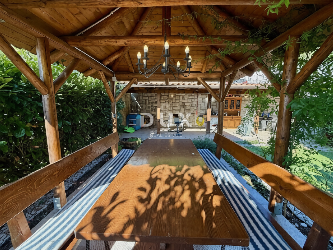 OPATIJA, OPRIĆ - Pogled na morje in vrt za uživanje, 2 spalnici 74m2