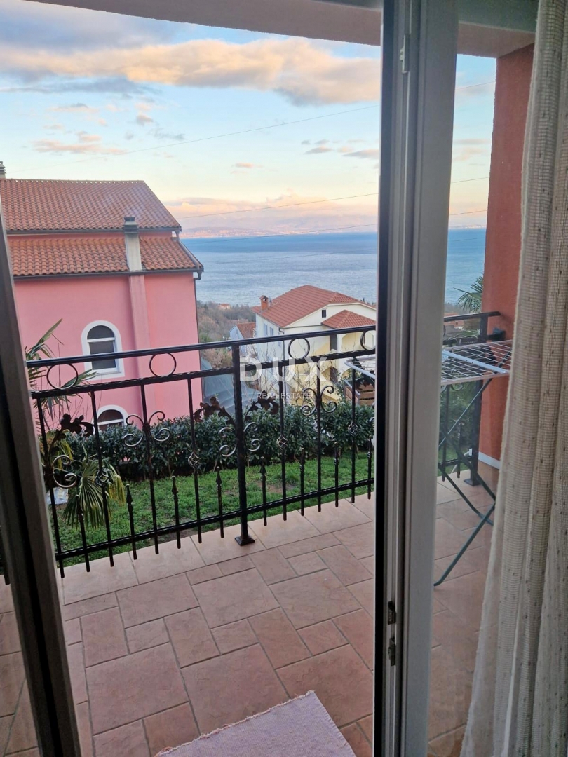 OPATIJA, OPRIĆ - Pogled na morje in vrt za uživanje, 2 spalnici 74m2
