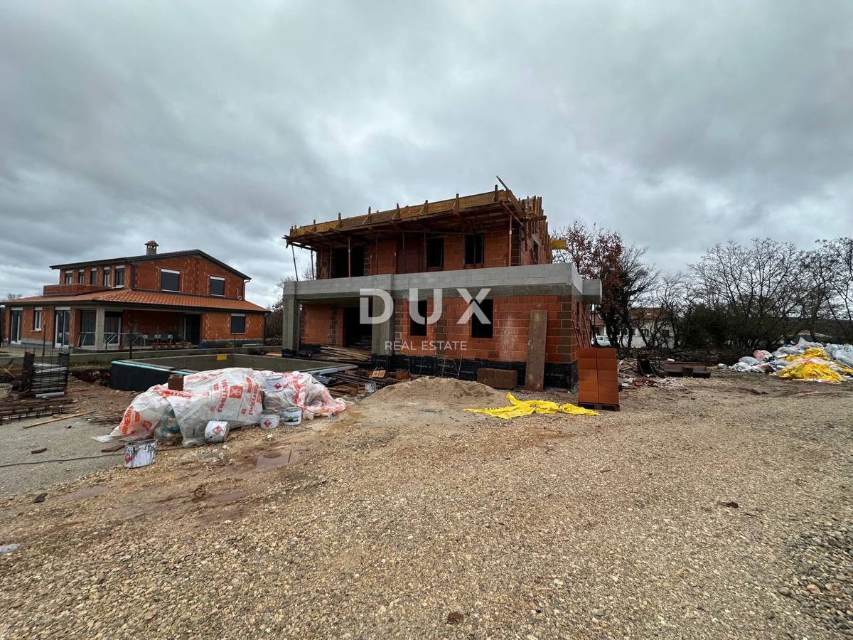 ISTRA, POREČ - Hiša v gradnji z bazenom v okolici