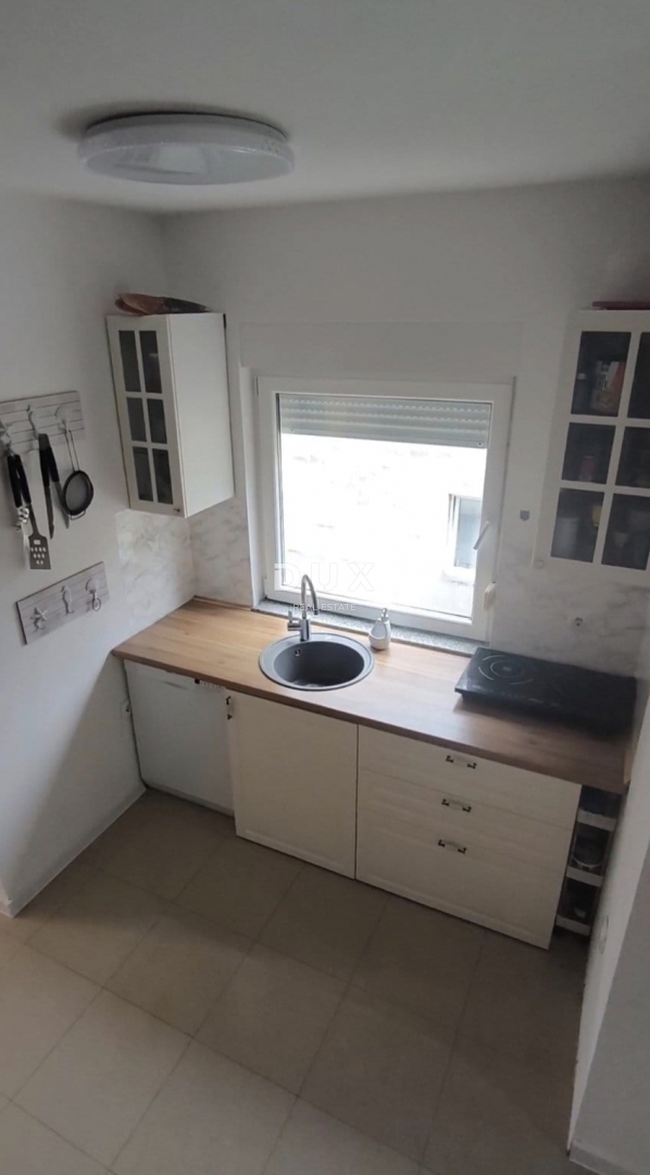 OTOK PAŠMAN, TKON - Dvonadstropno stanovanje s pogledom na morje v bližini plaže!