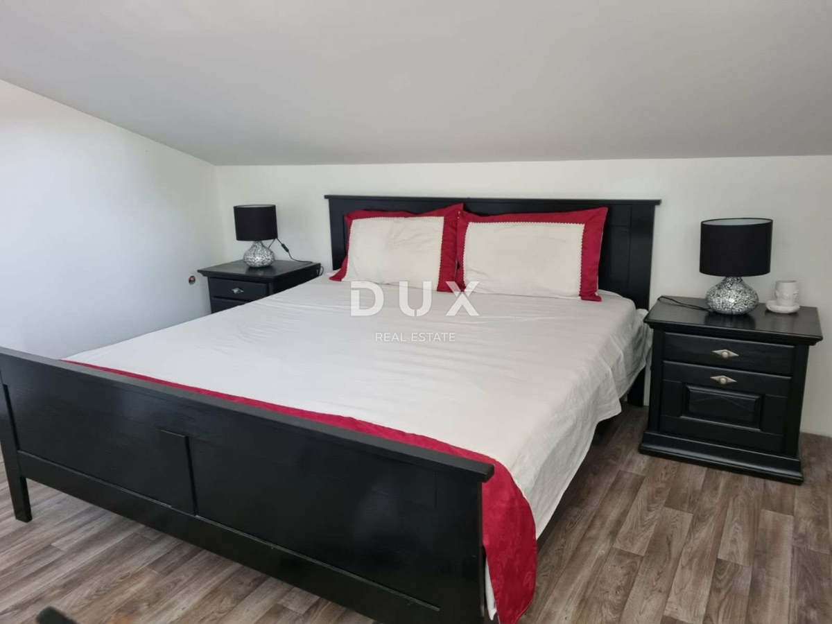 OTOK PAŠMAN, TKON - Dvonadstropno stanovanje s pogledom na morje v bližini plaže!