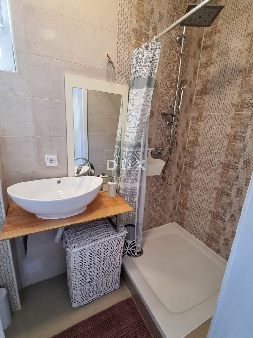 OTOK PAŠMAN, TKON - Dvonadstropno stanovanje s pogledom na morje v bližini plaže!