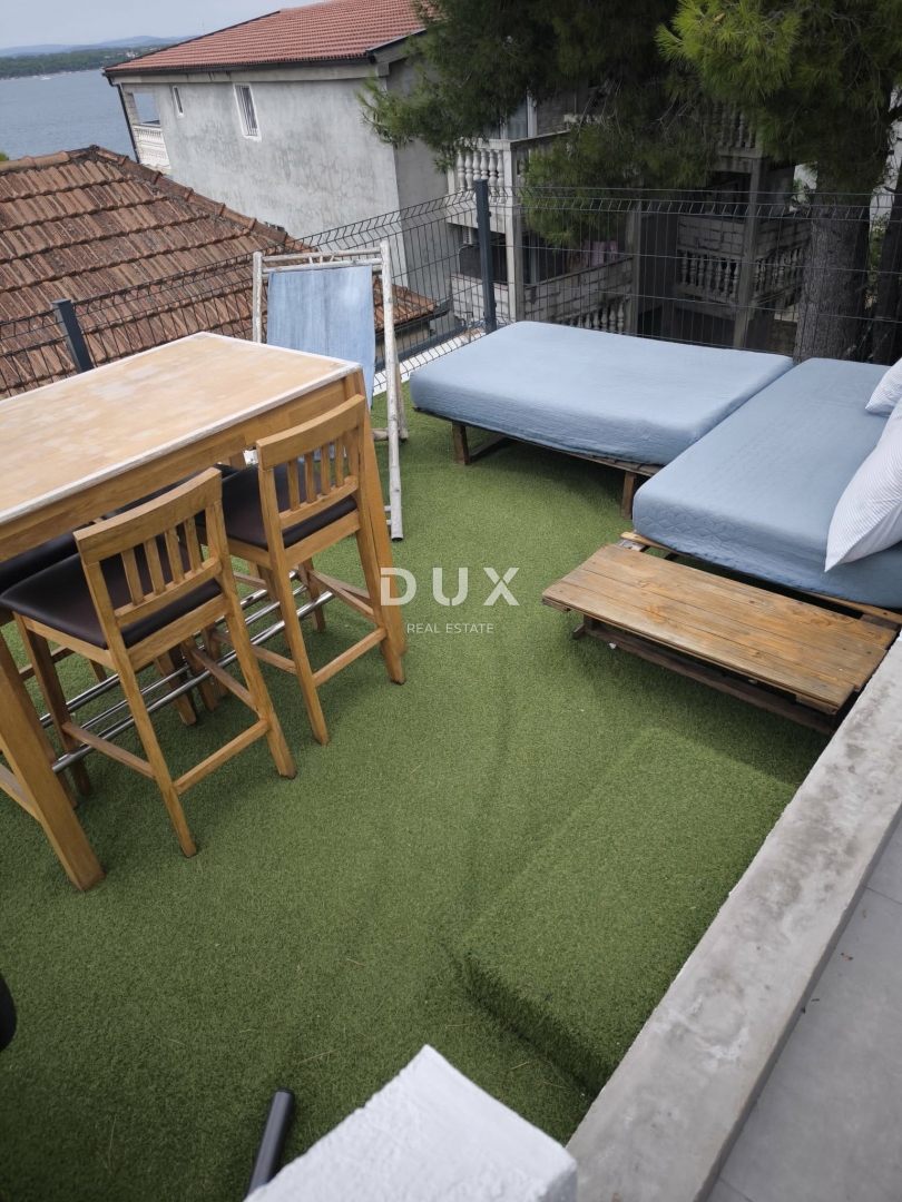 OTOK PAŠMAN, TKON - Dvonadstropno stanovanje s pogledom na morje v bližini plaže!