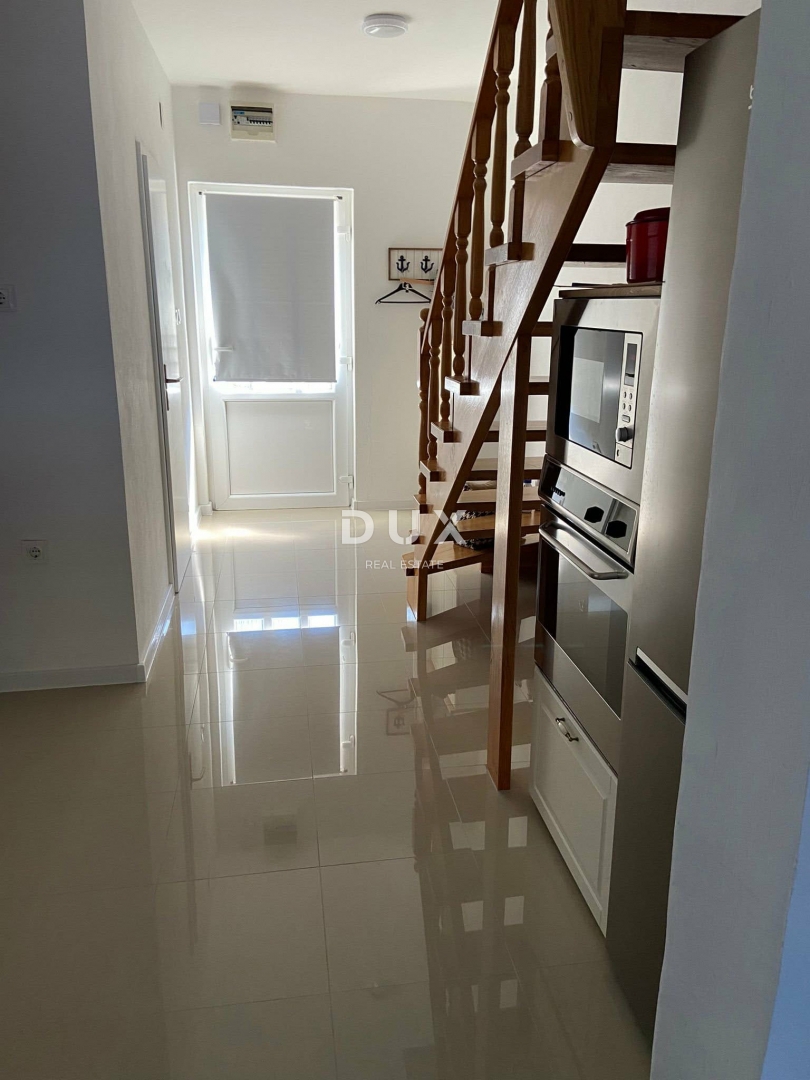 OTOK PAŠMAN, TKON - Dvonadstropno stanovanje s pogledom na morje v bližini plaže!