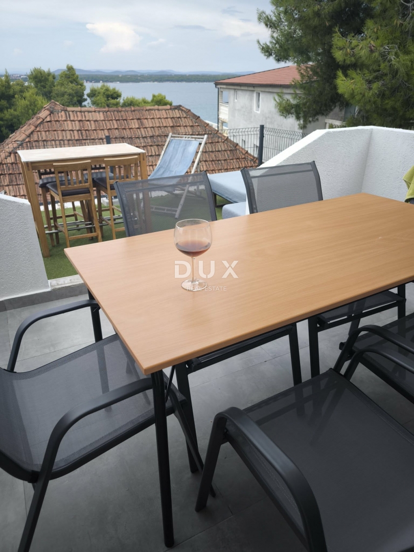 OTOK PAŠMAN, TKON - Dvonadstropno stanovanje s pogledom na morje v bližini plaže!