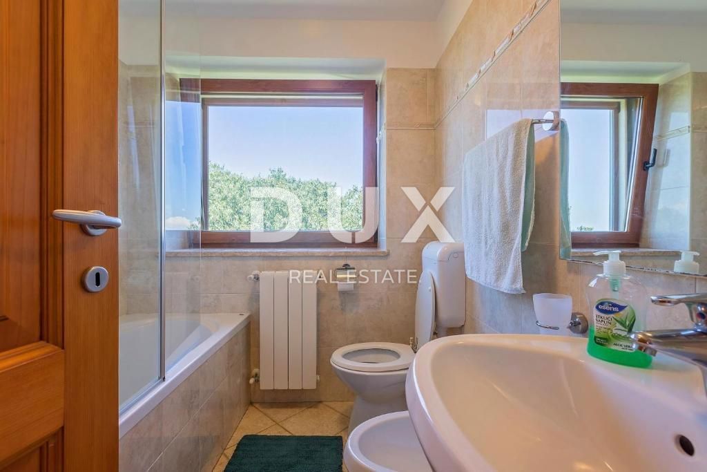 ISTRA, VIŠNJAN - Istrska avtentična hiša z bazenom in pogledom na morje