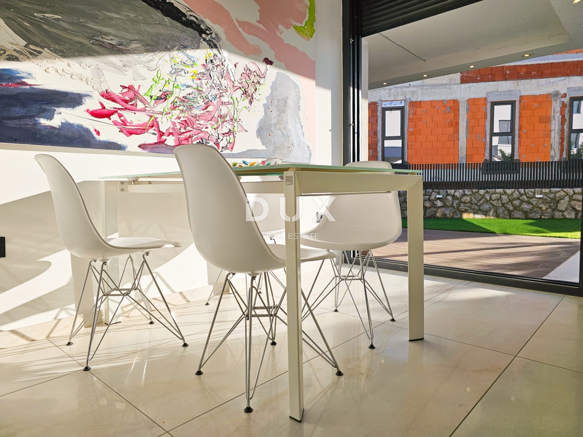 OTOK KRK - Nova priložnost v mestu Krk! - Dvostanovanjsko stanovanje, vrhunska oprema, ogrevan bazen, zasebni vrt, dve parkirni mesti!