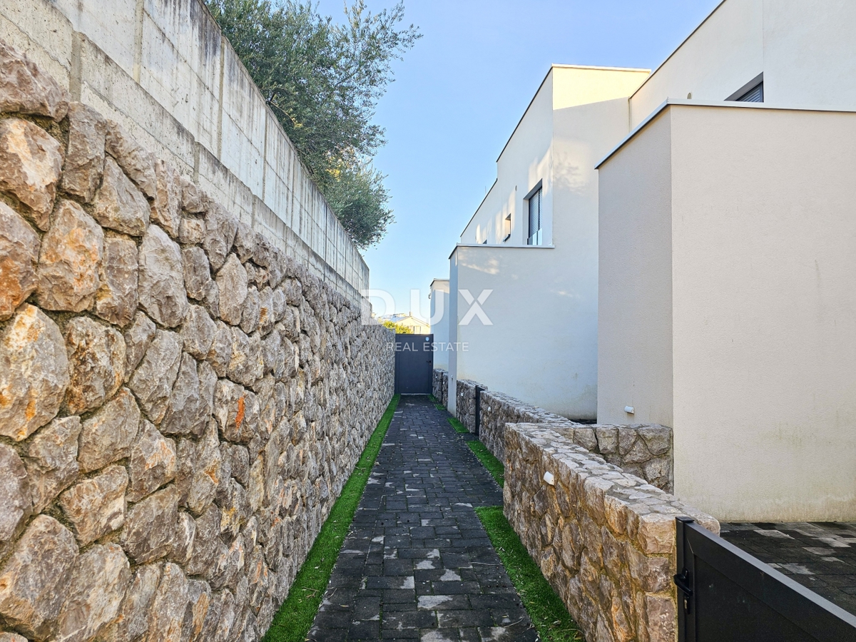 OTOK KRK - Nova priložnost v mestu Krk! - Dvostanovanjsko stanovanje, vrhunska oprema, ogrevan bazen, zasebni vrt, dve parkirni mesti!