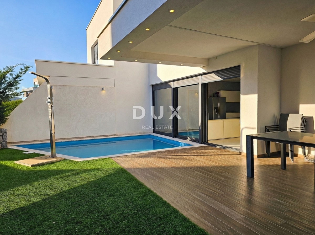 OTOK KRK - Nova priložnost v mestu Krk! - Dvostanovanjsko stanovanje, vrhunska oprema, ogrevan bazen, zasebni vrt, dve parkirni mesti!