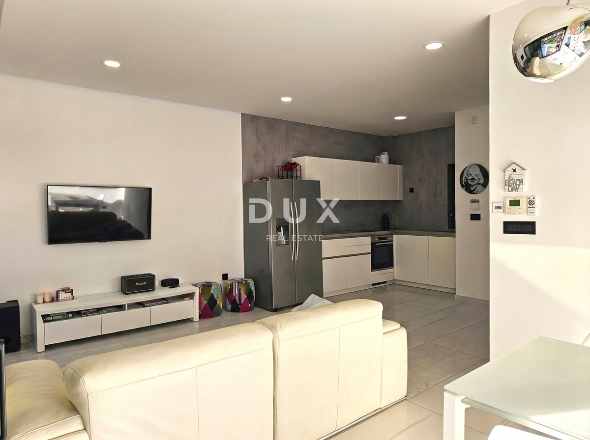 OTOK KRK - Nova priložnost v mestu Krk! - Dvostanovanjsko stanovanje, vrhunska oprema, ogrevan bazen, zasebni vrt, dve parkirni mesti!