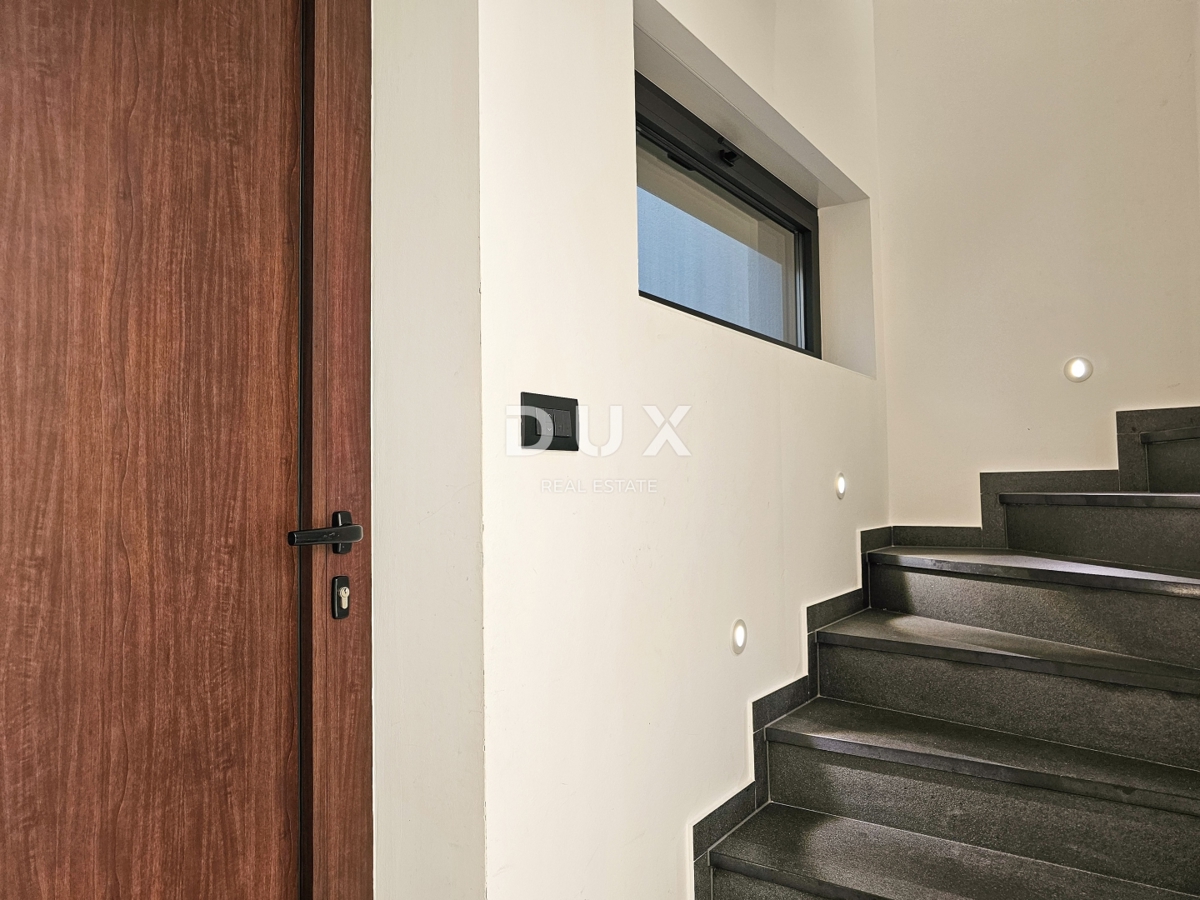 OTOK KRK - Nova priložnost v mestu Krk! - Dvostanovanjsko stanovanje, vrhunska oprema, ogrevan bazen, zasebni vrt, dve parkirni mesti!