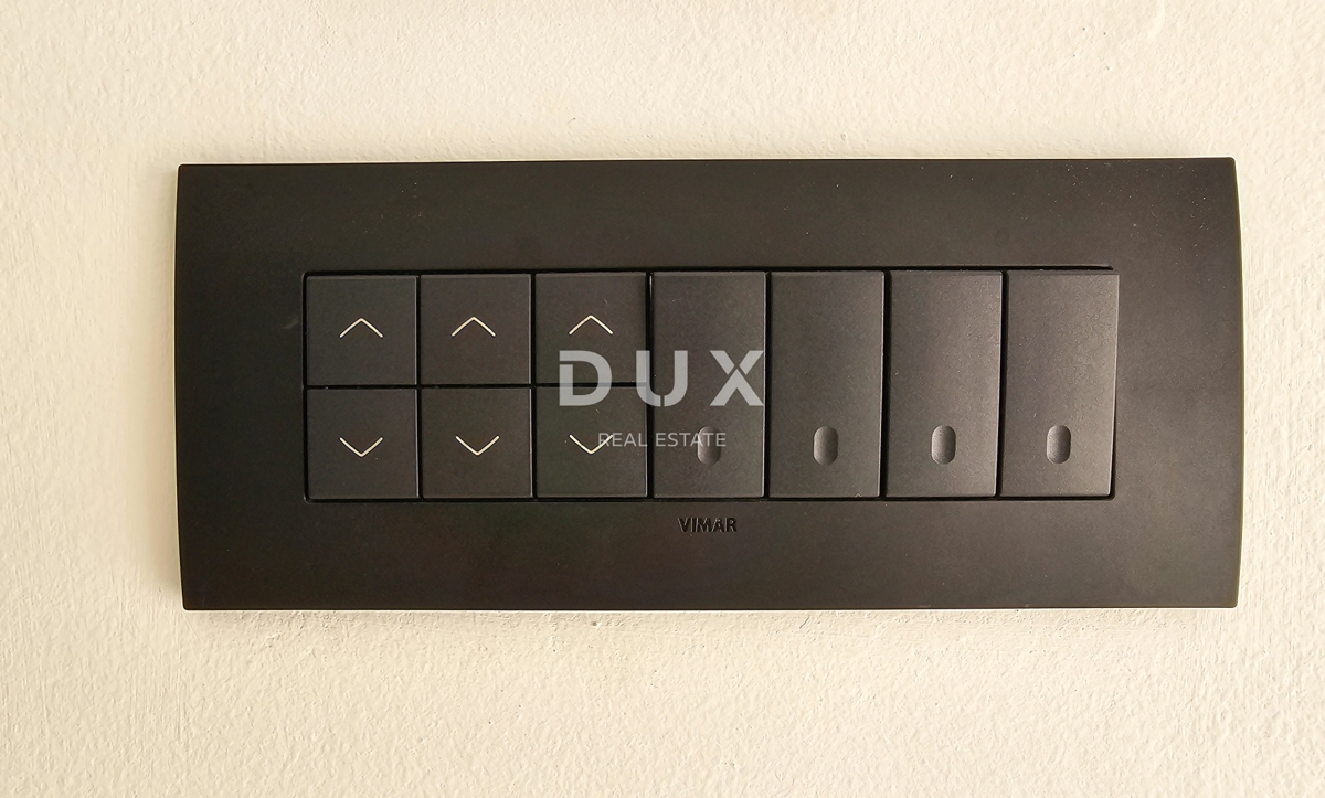 OTOK KRK - Nova priložnost v mestu Krk! - Dvostanovanjsko stanovanje, vrhunska oprema, ogrevan bazen, zasebni vrt, dve parkirni mesti!