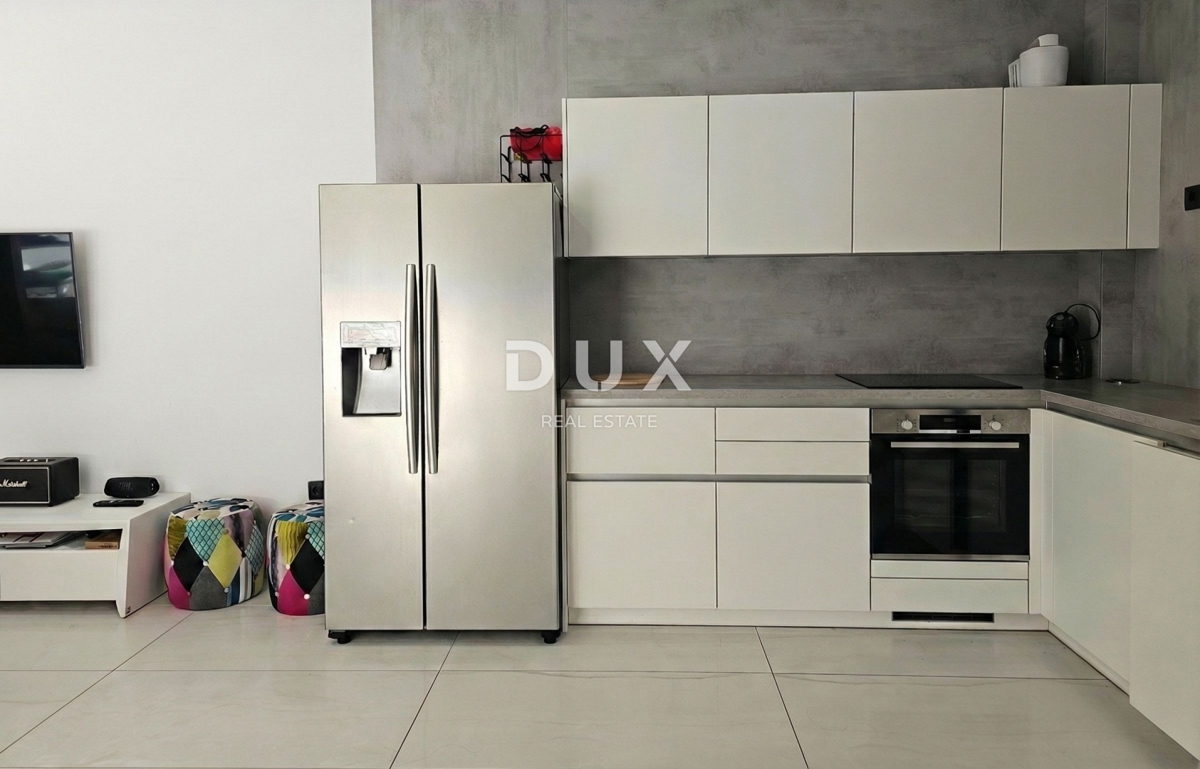 OTOK KRK - Nova priložnost v mestu Krk! - Dvostanovanjsko stanovanje, vrhunska oprema, ogrevan bazen, zasebni vrt, dve parkirni mesti!