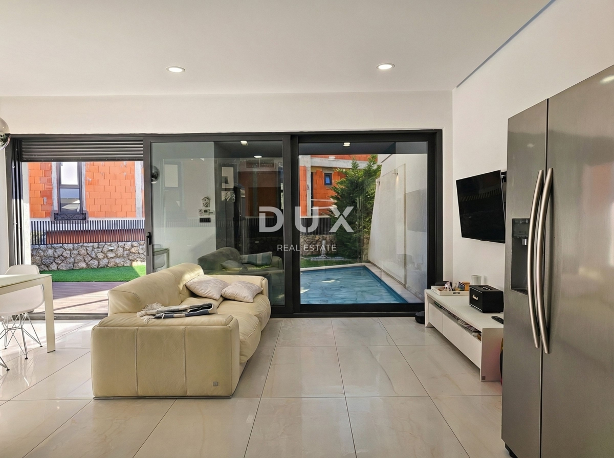 OTOK KRK - Nova priložnost v mestu Krk! - Dvostanovanjsko stanovanje, vrhunska oprema, ogrevan bazen, zasebni vrt, dve parkirni mesti!