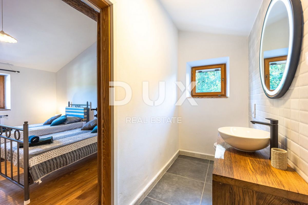 ISTRA, LABIN - Samostojna kamnita vila z bazenom