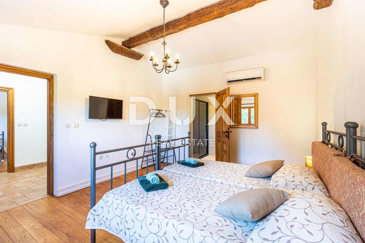 ISTRA, LABIN - Samostojna kamnita vila z bazenom