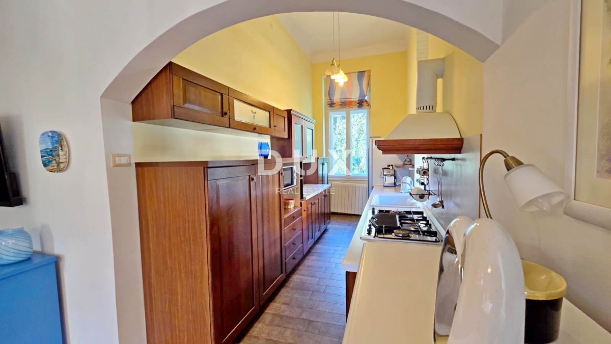 OPATIJA, CENTER - Elegantno stanovanje v središču Opatije, 150 m od morja, 3 spalnice, 109 m2