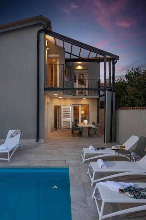 ISTRA, BRTONIGLA - Luksuzna hiša z bazenom