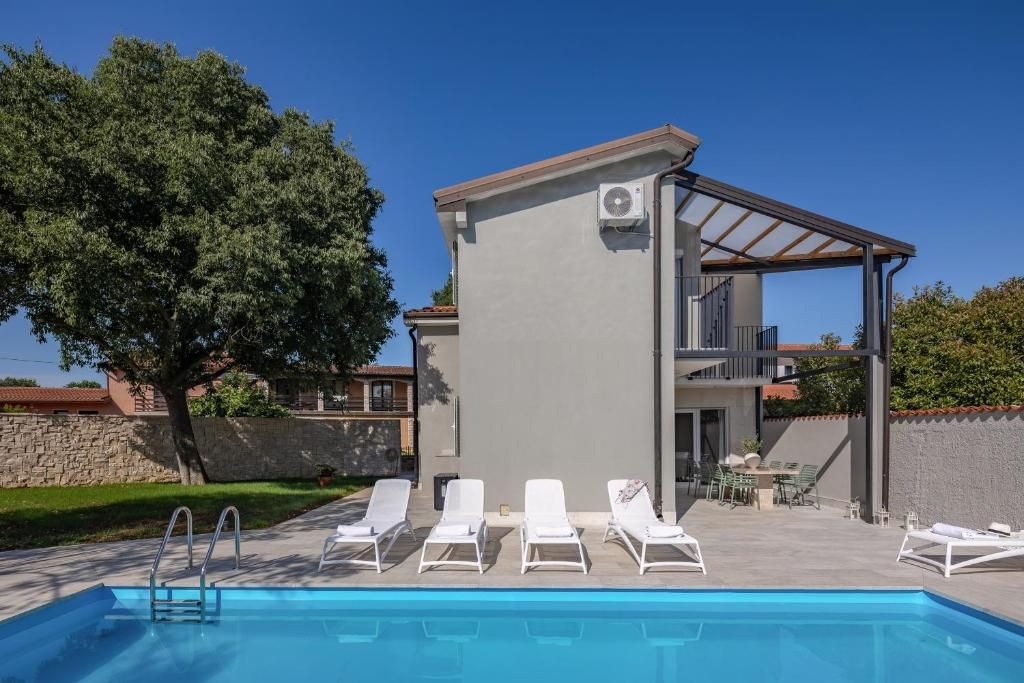 ISTRA, BRTONIGLA - Luksuzna hiša z bazenom
