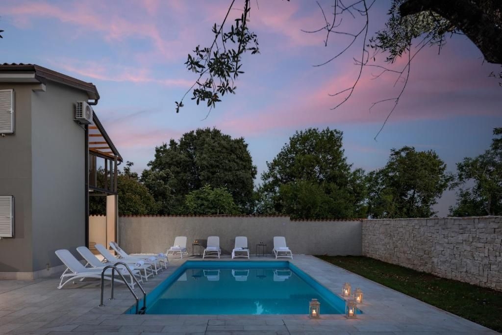 ISTRA, BRTONIGLA - Luksuzna hiša z bazenom