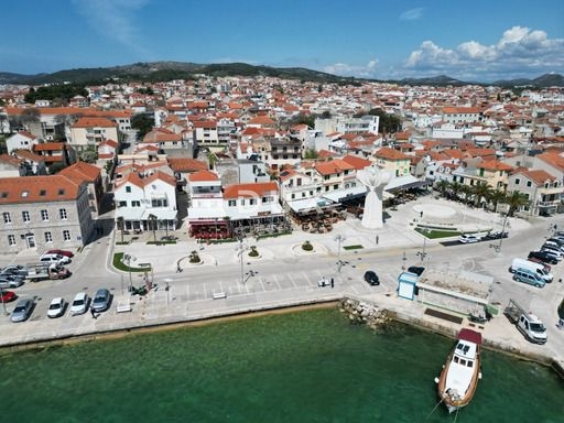 DALMACIJA, VODICE - Ekskluzivna nepremičnina na obali, hiša z restavracijo v prvi vrsti do morja