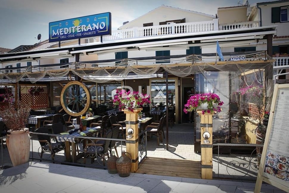 DALMACIJA, VODICE - Ekskluzivna nepremičnina na obali, hiša z restavracijo v prvi vrsti do morja