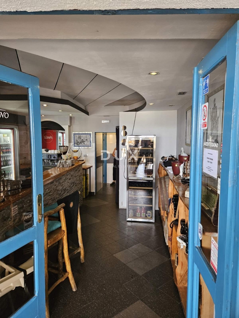 DALMACIJA, VODICE - Ekskluzivna nepremičnina na obali, hiša z restavracijo v prvi vrsti do morja