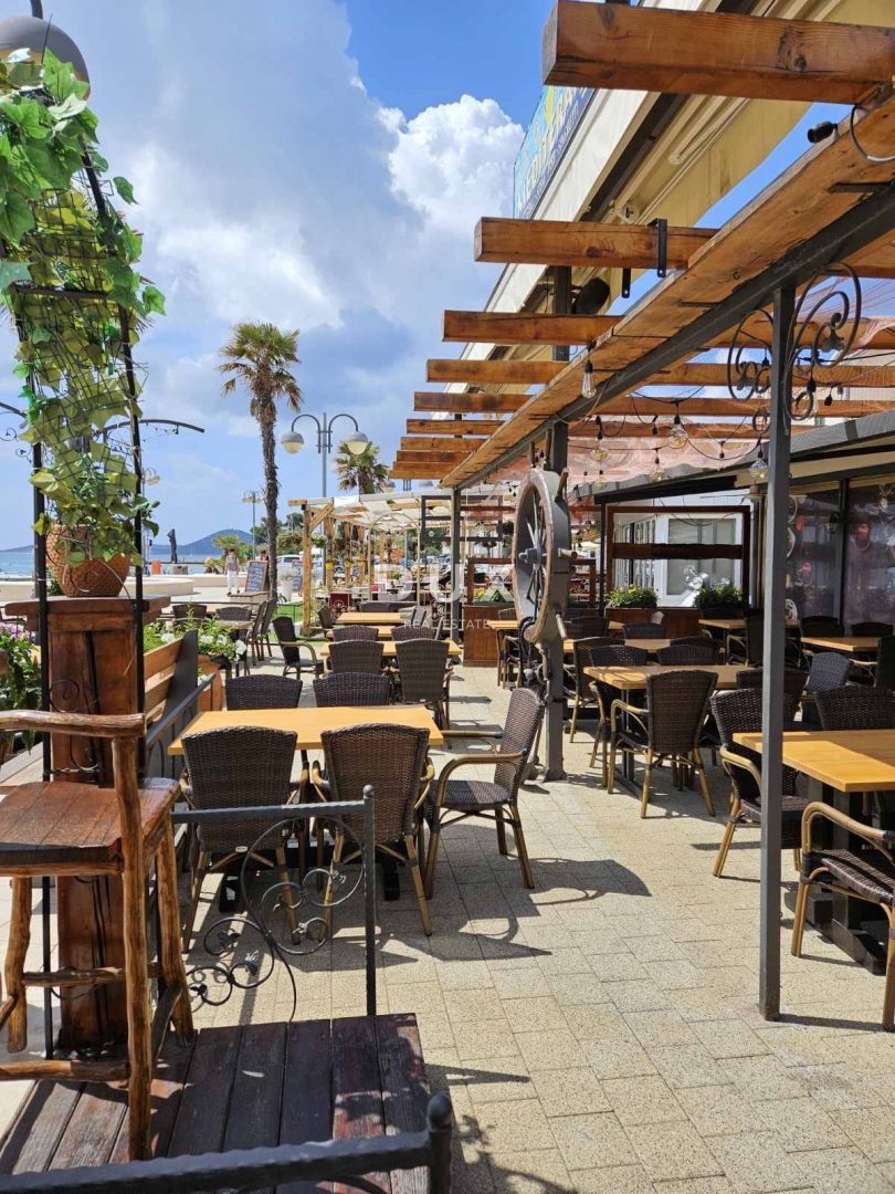 DALMACIJA, VODICE - Ekskluzivna nepremičnina na obali, hiša z restavracijo v prvi vrsti do morja