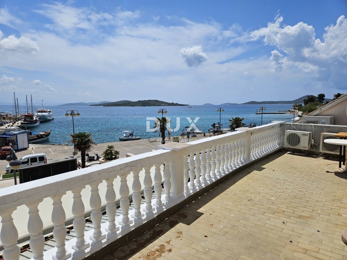 DALMACIJA, VODICE - Ekskluzivna nepremičnina na obali, hiša z restavracijo v prvi vrsti do morja