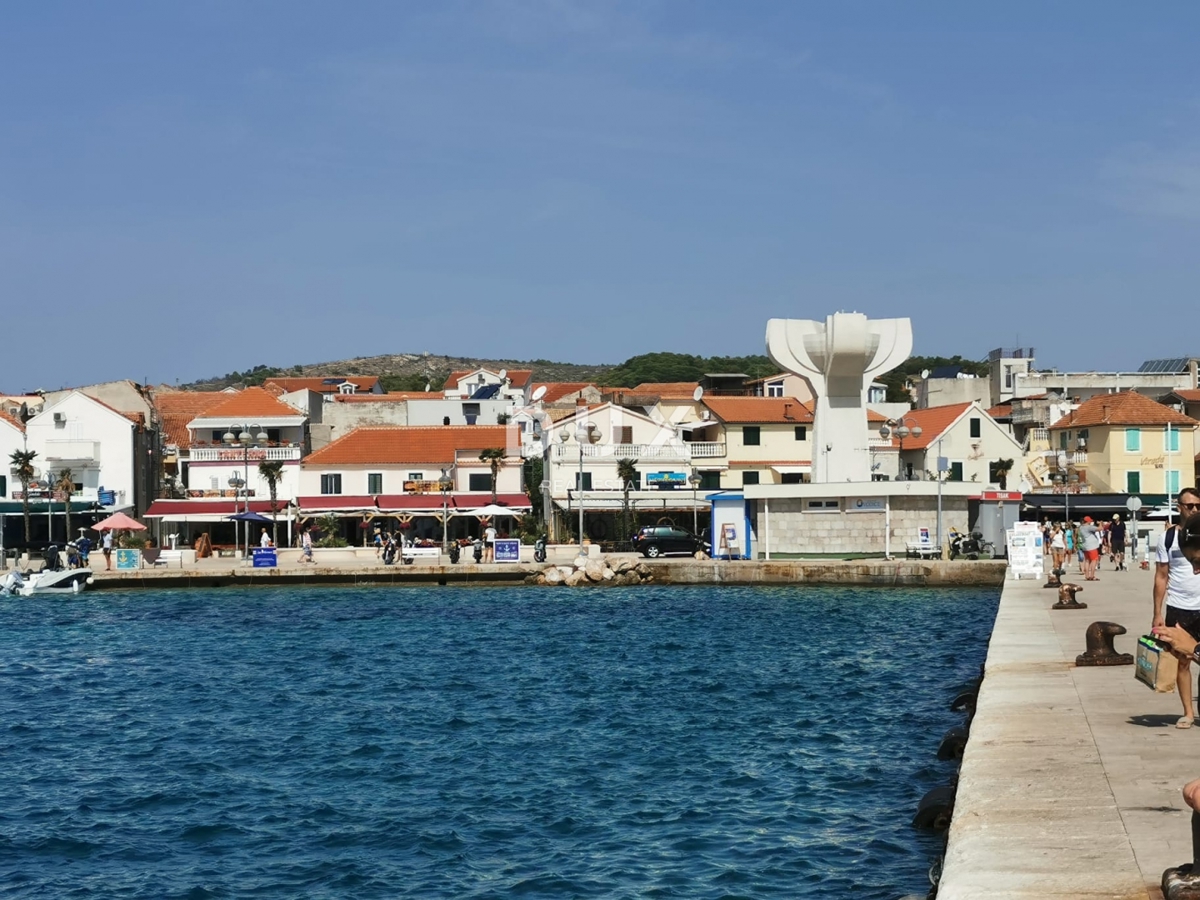 DALMACIJA, VODICE - Ekskluzivna nepremičnina na obali, hiša z restavracijo v prvi vrsti do morja