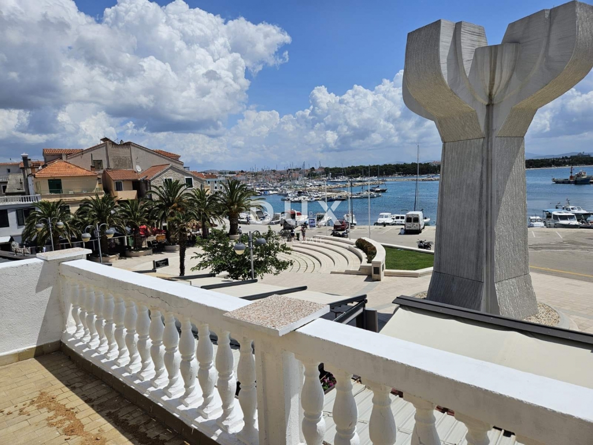 DALMACIJA, VODICE - Ekskluzivna nepremičnina na obali, hiša z restavracijo v prvi vrsti do morja