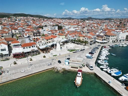 DALMACIJA, VODICE - Ekskluzivna nepremičnina na obali, hiša z restavracijo v prvi vrsti do morja