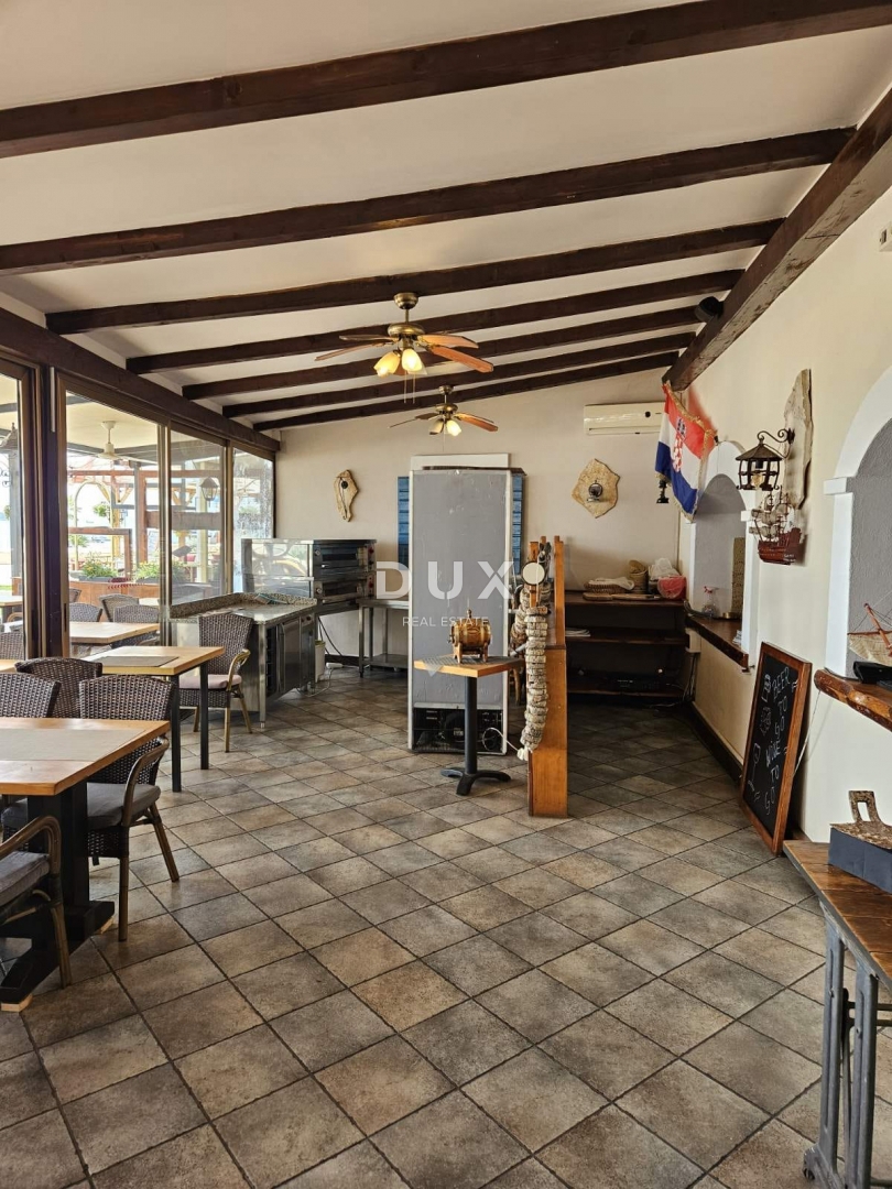 DALMACIJA, VODICE - Ekskluzivna nepremičnina na obali, hiša z restavracijo v prvi vrsti do morja
