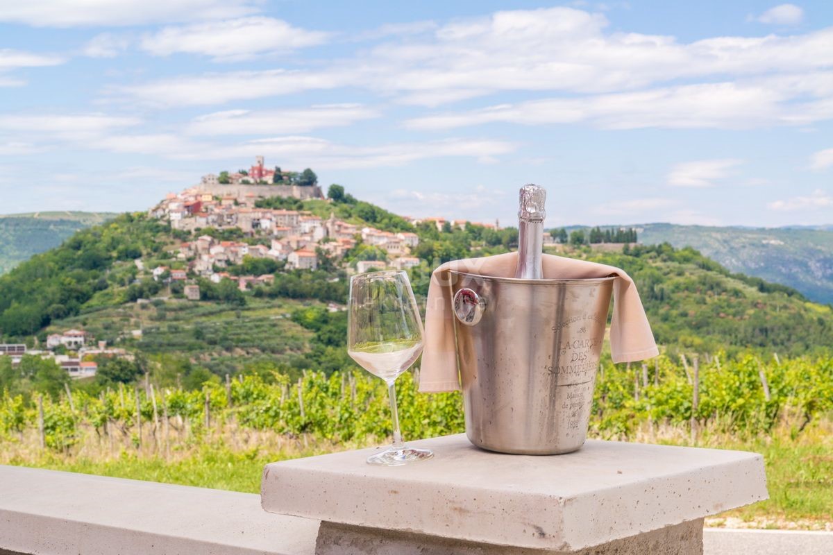 ISTRA, MOTOVUN - Poslovni prostor na edinstveni lokaciji in z edinstveno ponudbo v Istri