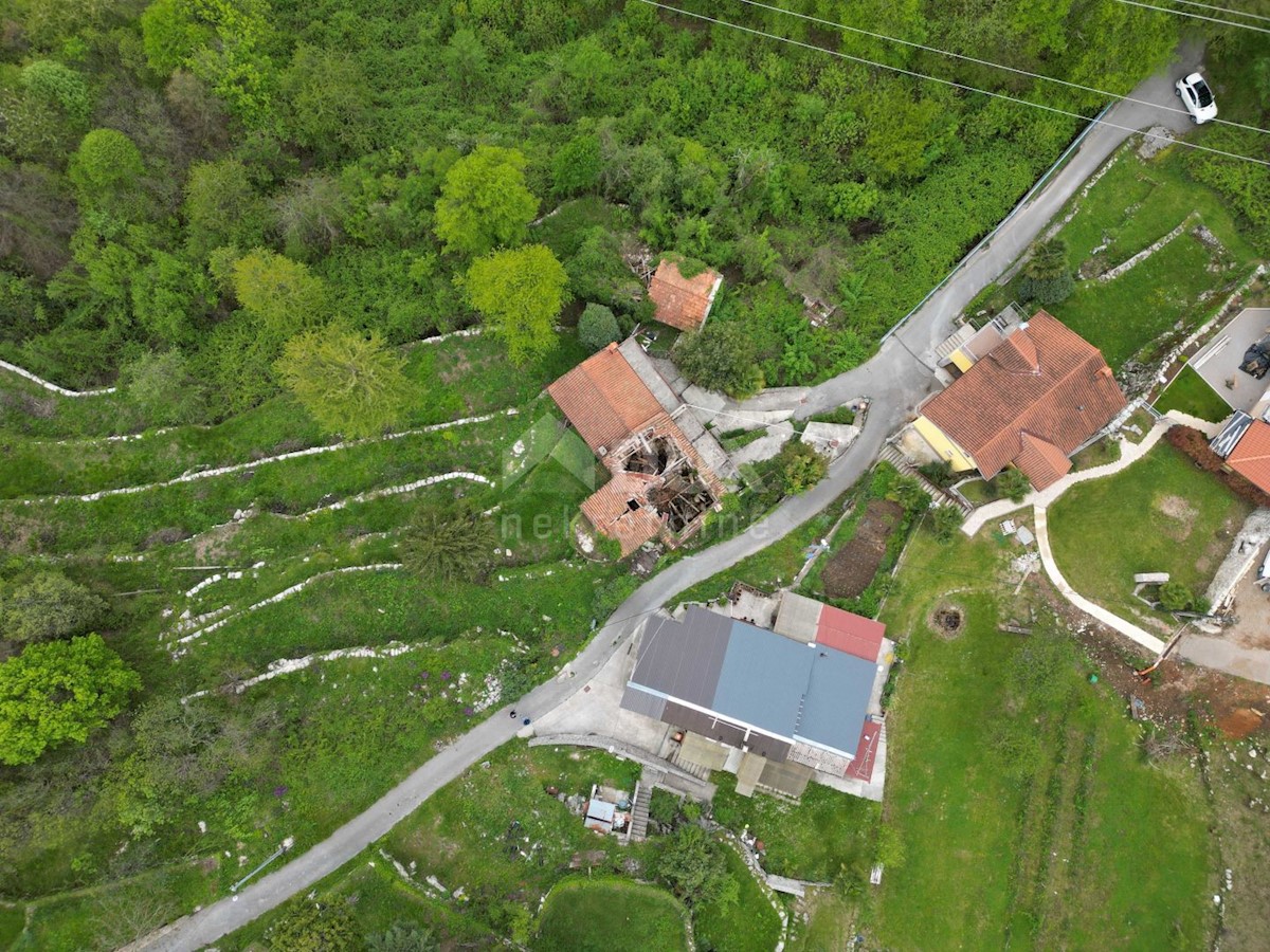 MATULJI, KUĆELI - zemljišče 12.000 m2 (cca. 6700 m2 gradbeno) s pogledom na morje + 3 starine 220 m2