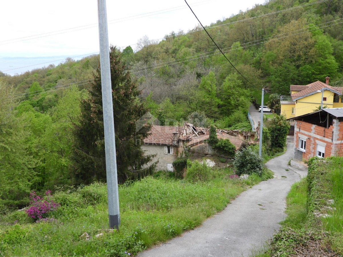 MATULJI, KUĆELI - zemljišče 12.000 m2 (cca. 6700 m2 gradbeno) s pogledom na morje + 3 starine 220 m2